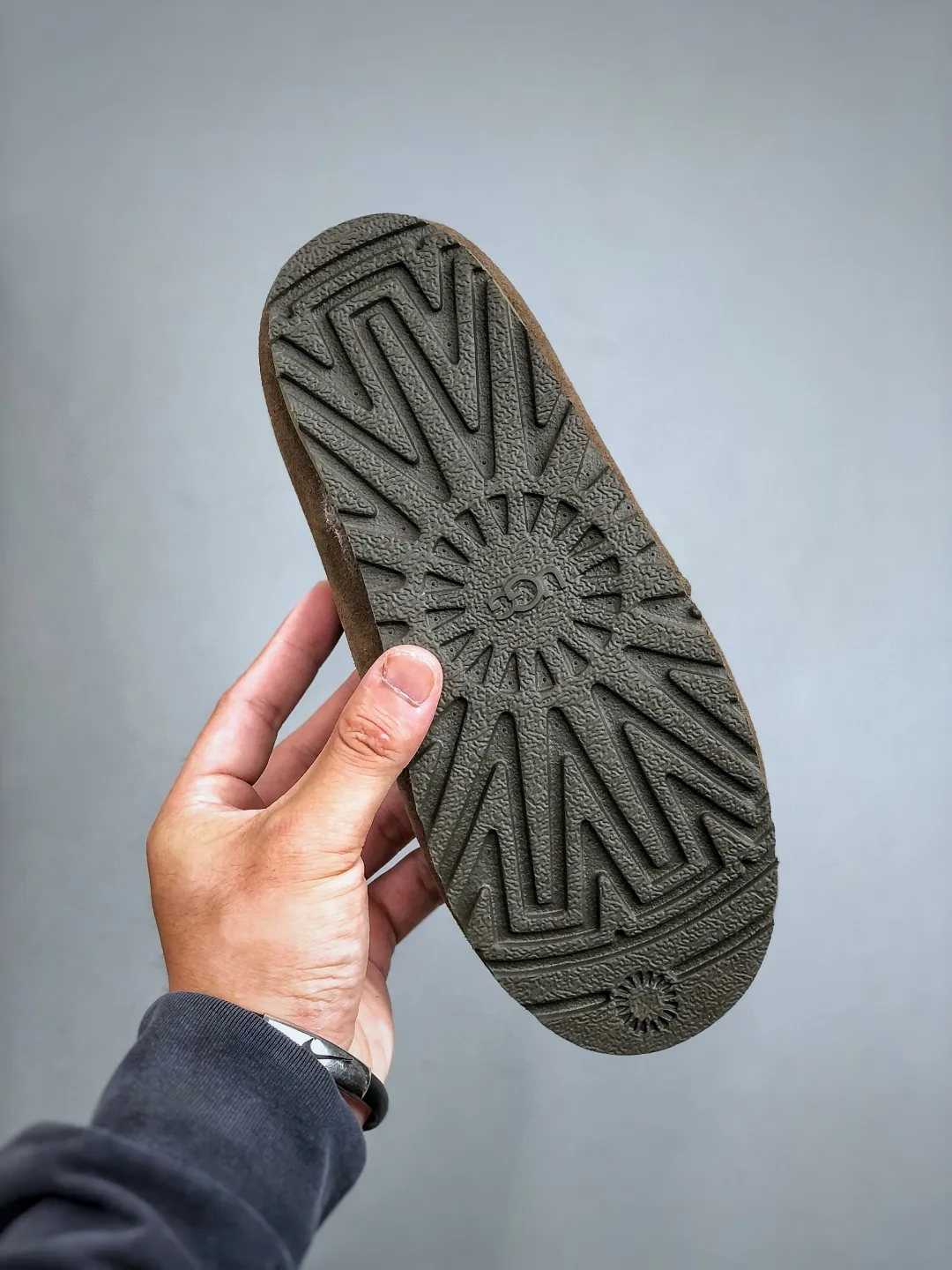 Local self-pickup 💰520 supports store release. The best-selling model on the entire network at the end of the year, UGG Mary Jane Mule slippers, 1.5CM thin sole, women's model, Xiaohongshu hot model, produced by a major foreign trade factory in Guangzhou, from toe to insole, real sheep fur, independent outer box packaging, craftsmanship, different from any version on the market, 1.5Ccm thin sole, independent original development of outsole, cashmere insole, keeping warm in winter, going out, and a very suitable choice for home use. This year uug launches a style series Partly catered to the preferences of young consumers, it has also moved to the forefront of fashion trends. Shoe body material: suede upper, 17mm UGGPURE™ implanted wool insole, lightweight non-slip and comfortable rubber outsole, with brand LOGO and trademark, with full packaging Size: 35-40
